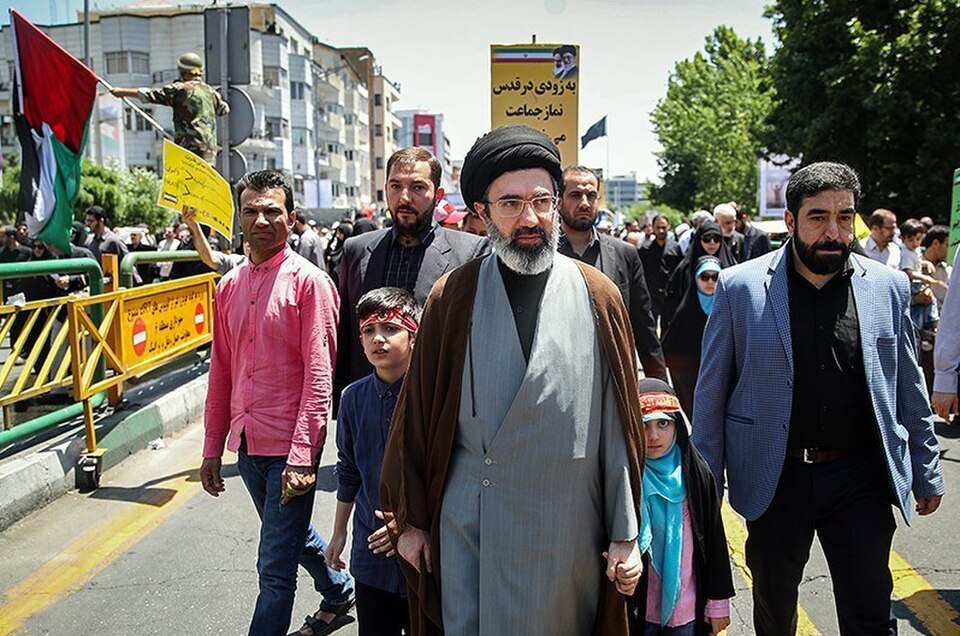 Mojtaba Khamenei et son fils lors d’un rassemblement de musulmans en 2018