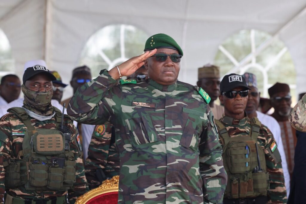 Le président Abdourahamane Tiani, soutenu par le FACT qui accuse le Tchad de déstabiliser le Niger