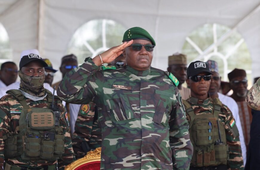 Le président Abdourahamane Tiani, soutenu par le FACT qui accuse le Tchad de déstabiliser le Niger