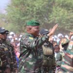 Le président Abdourahamane Tiani entouré de membres des FDS nigériennes à Maradi