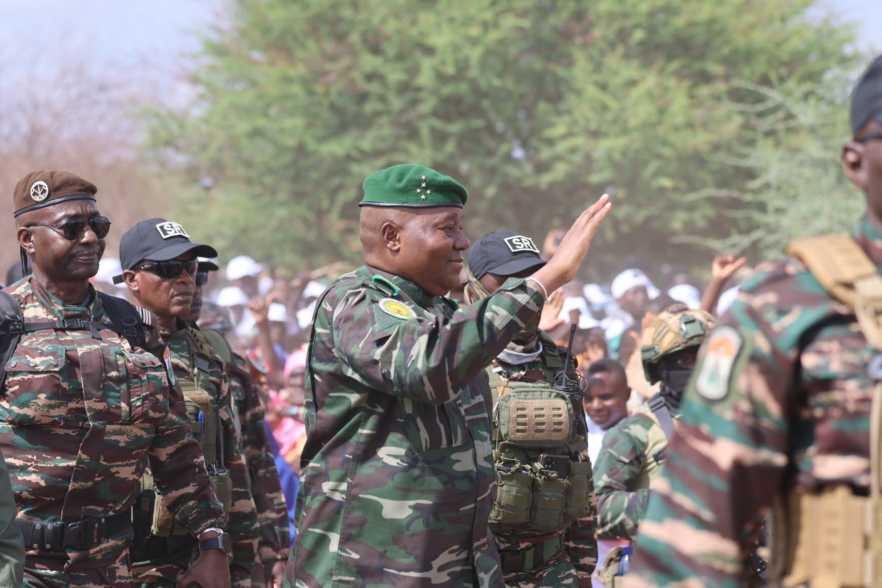 Le président Abdourahamane Tiani entouré de membres des FDS nigériennes à Maradi