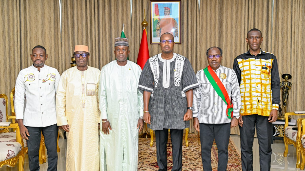 Le Premier ministre burkinabè entouré des représentants des Grandes Chancelleries du Burkina Faso, du Mali et du Niger