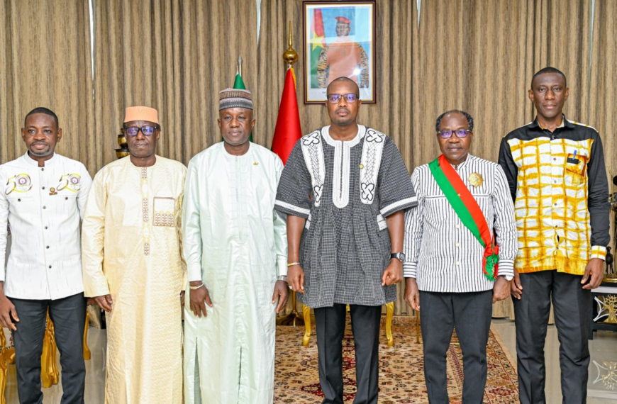 Le Premier ministre burkinabè entouré des représentants des Grandes Chancelleries du Burkina Faso, du Mali et du Niger